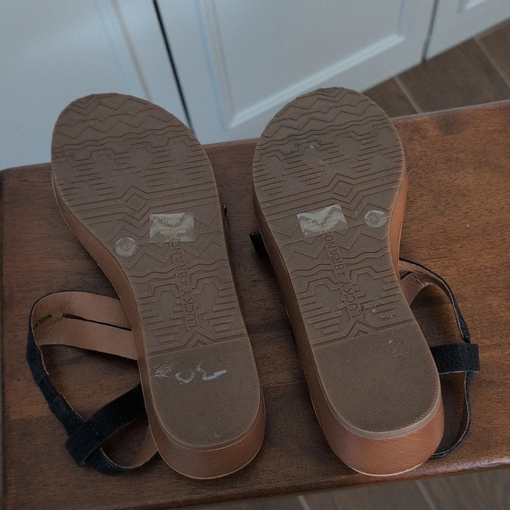 Lucky Brand Black Strappy Sandals with Tan Footbed Size 8.5 - Picture 8 of 8